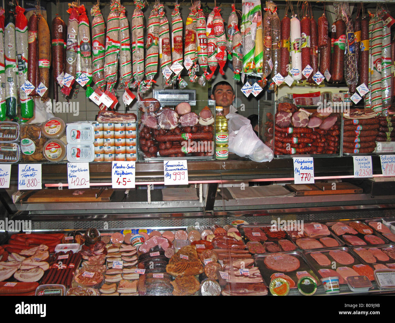 BUDAPEST, HONGRIE. Saucisse de porc et dans le shop Nagycsarnok (Grande halle) à la fin de Vaci Utca. Banque D'Images