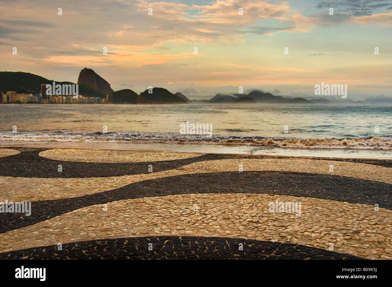 Vue panoramique sur le pain de sucre et les îles dans la baie de Guanabara de la plage de Copacabana. Rio de Janeiro. Brésil. Banque D'Images