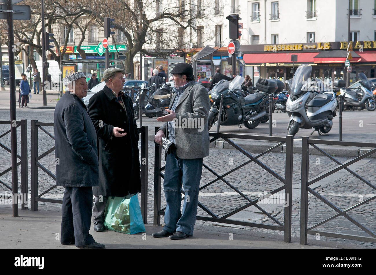 Parler français dans la rue à Paris Banque D'Images