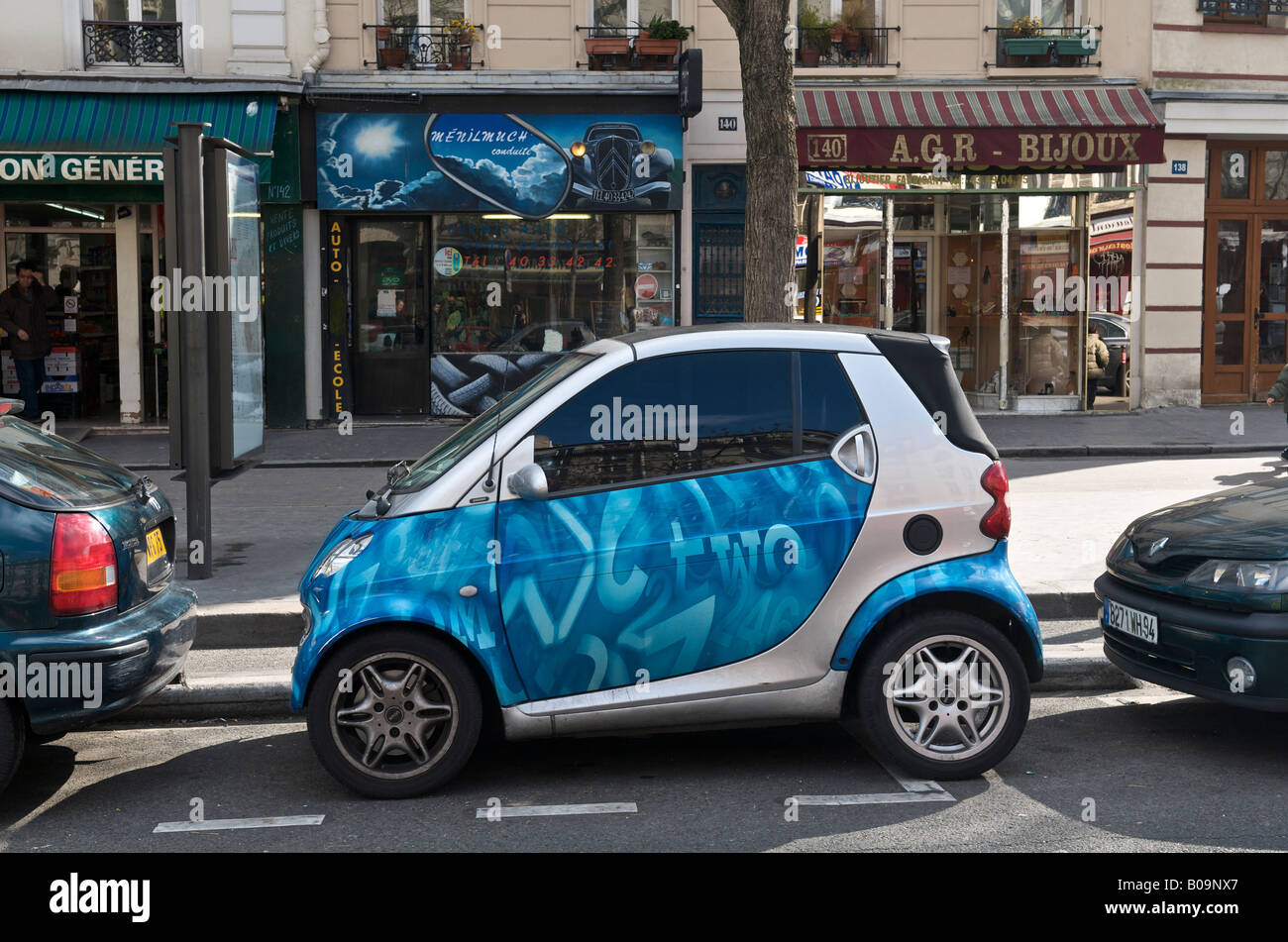 Smart voiture garée dans un petit espace dans une rue de Paris Banque D'Images