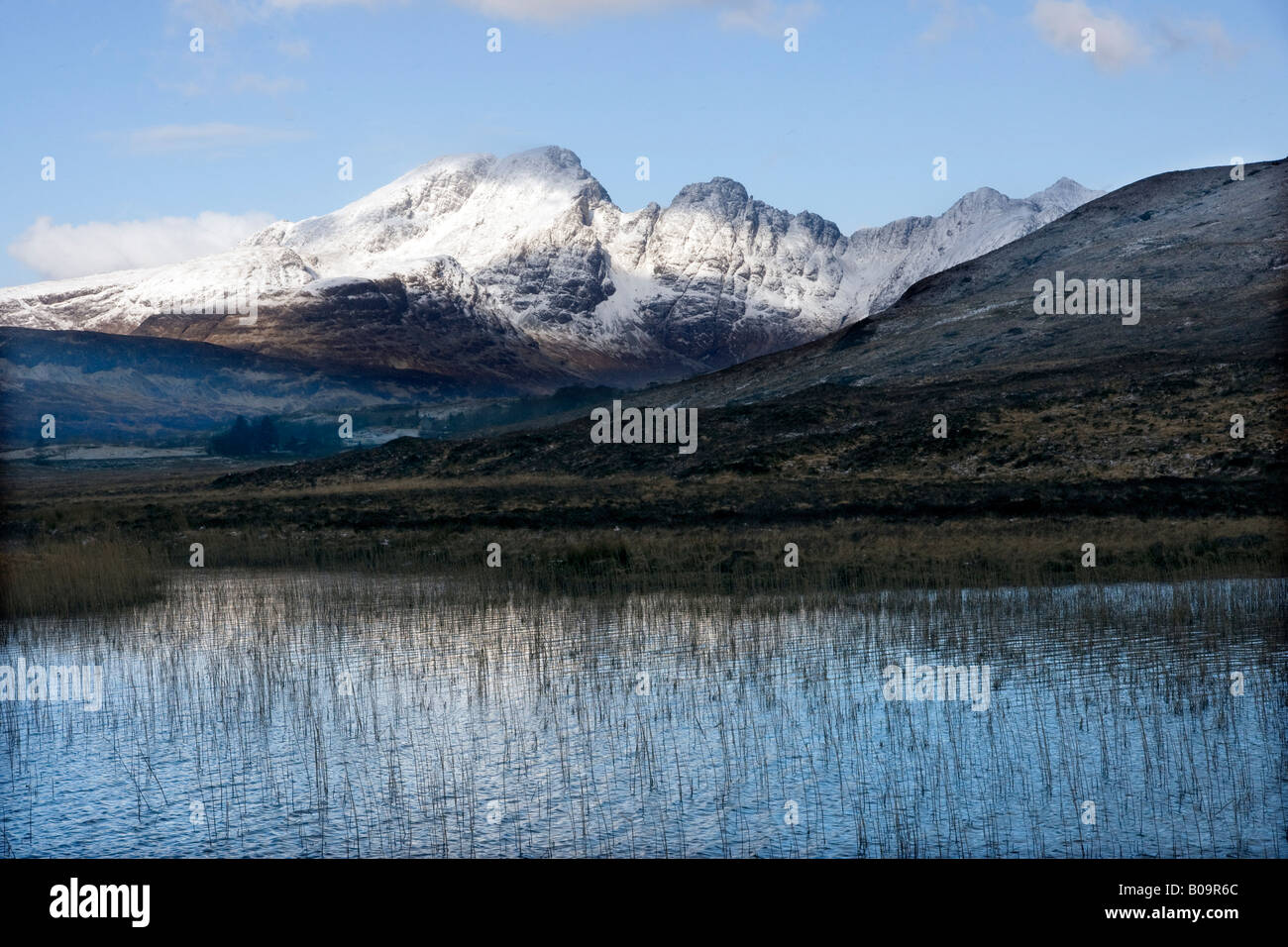 Loch cill chriosd avec Selkirk Arms à partir de la route avec les elgol Banque D'Images