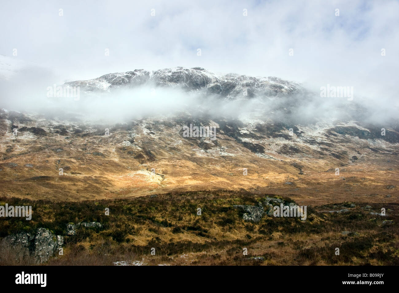 Paysage de montagne écossaise highland glencoe avec snow et de nuages Banque D'Images