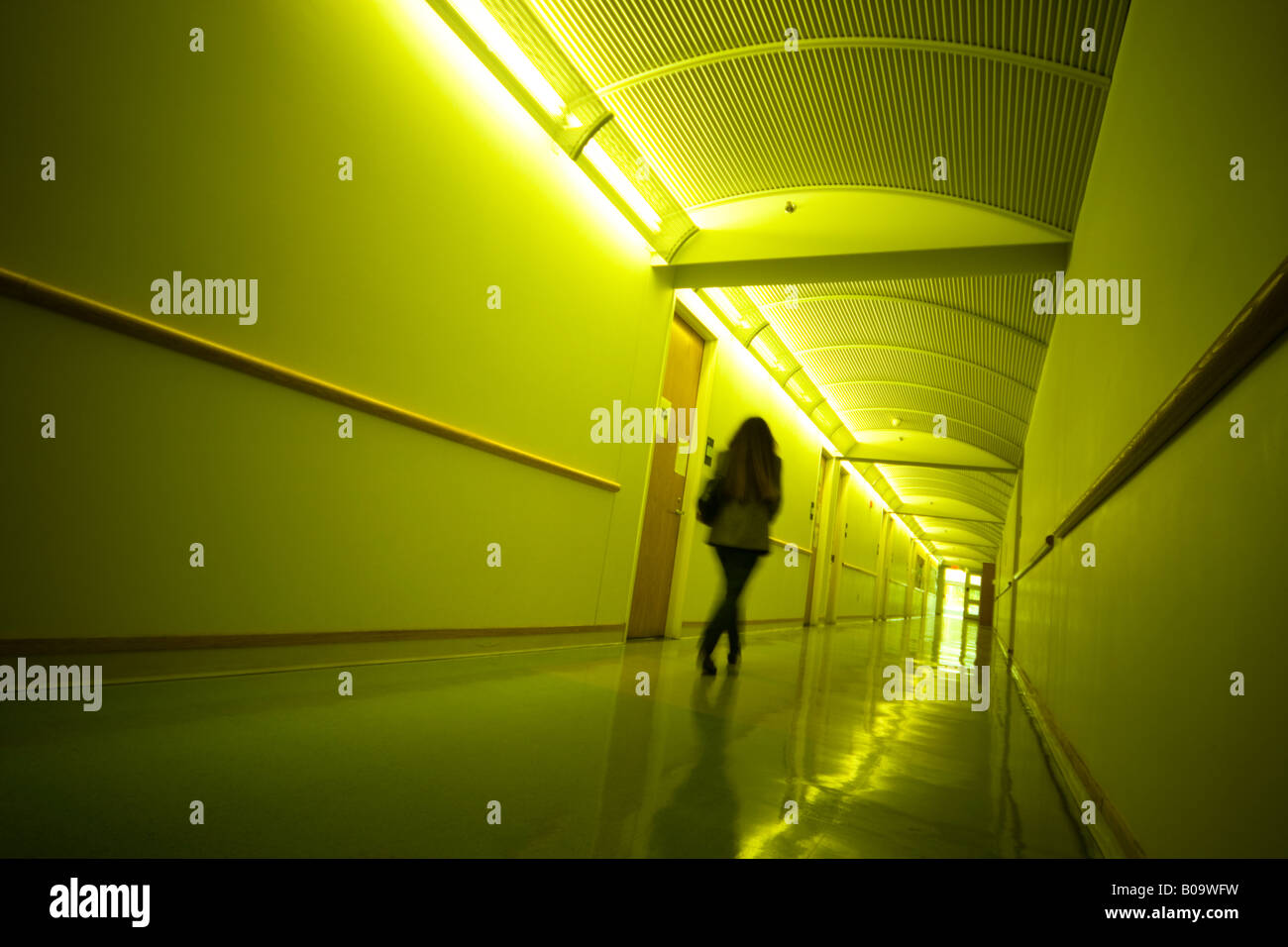 Personnes marchant dans un long couloir Banque de photographies et d ...