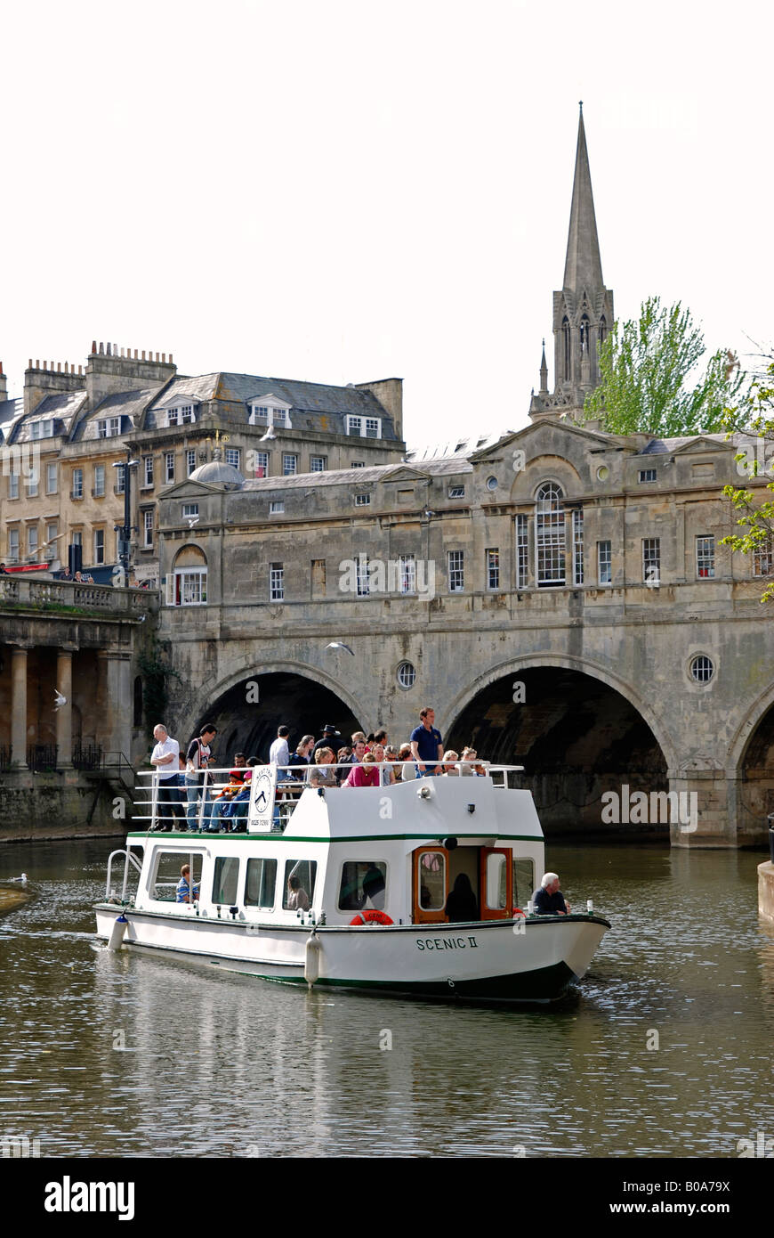 Un bateau transportant les touristes sur la rivière Avon à Bath, Angleterre Banque D'Images