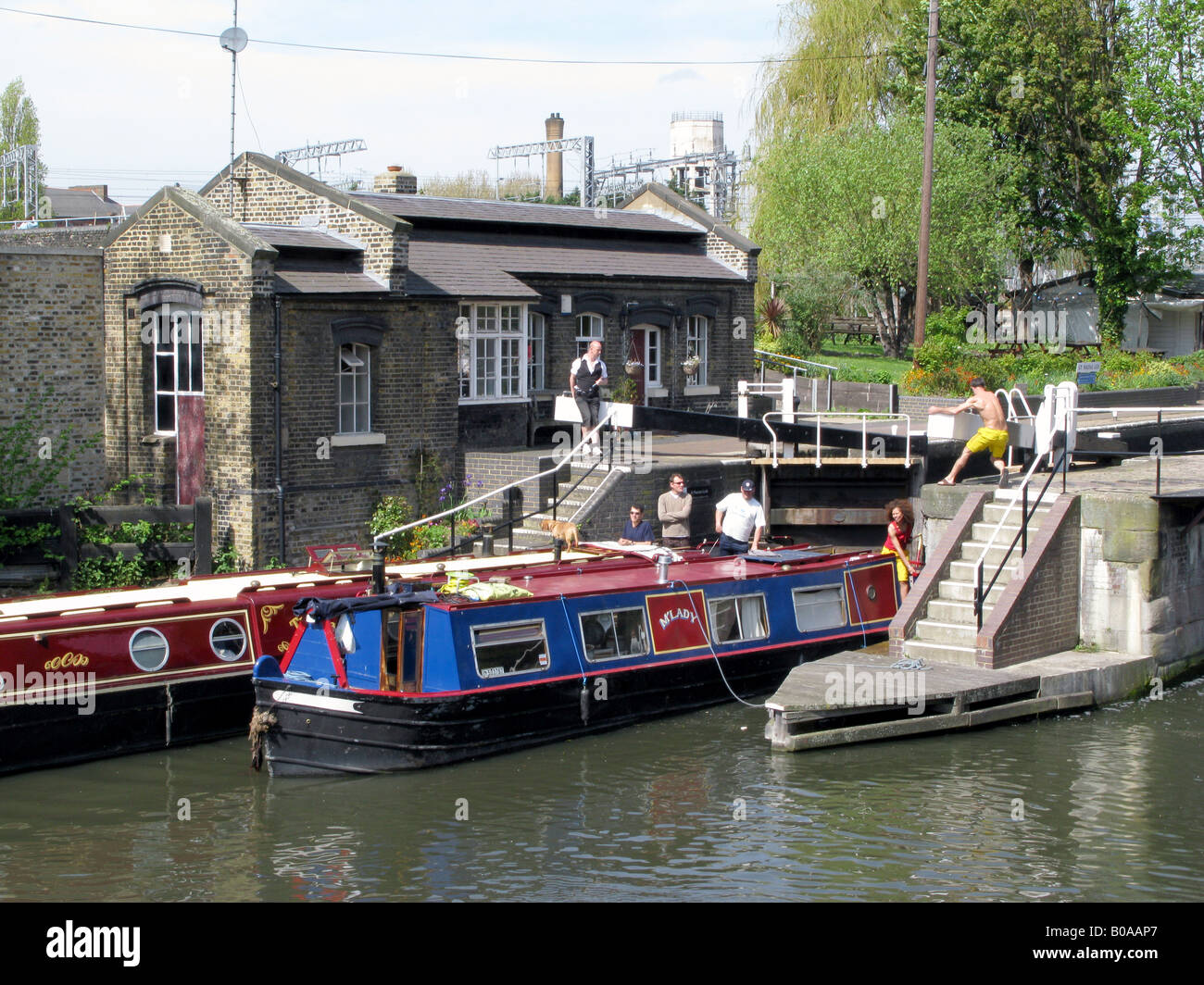 UK Des Barges à St Pancras lock du Regent's Canal à Londres Photo Julio Etchart Banque D'Images