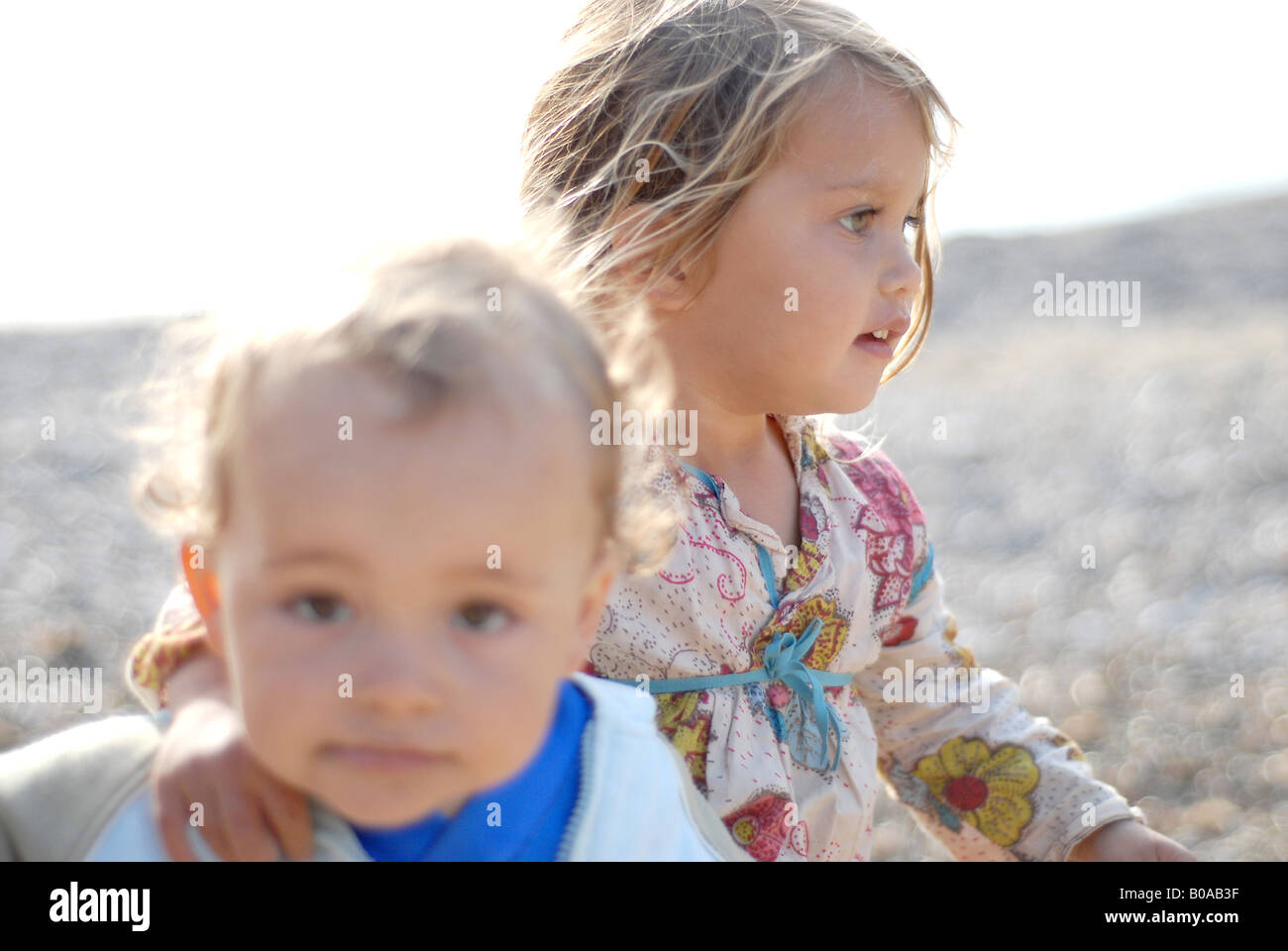 Portrait d'une belle et tendre mixed race petite fille thaïlandaise demi-hugging un bébé Banque D'Images