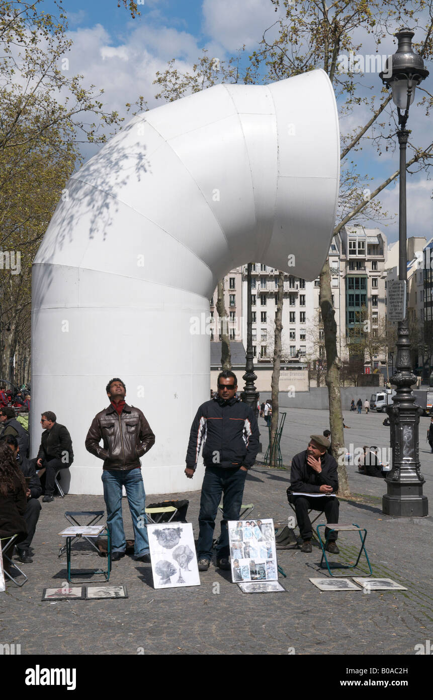 Les artistes de rue à l'extérieur du centre Georges Pompidou à Paris Banque D'Images