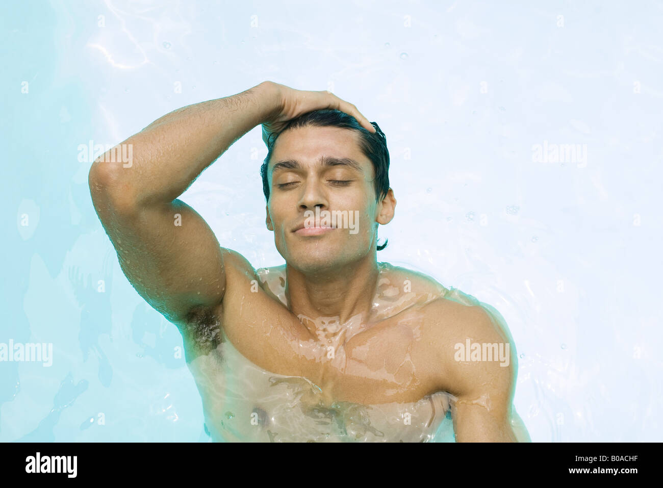 Man in swimming pool, repousser les cheveux, les yeux fermés Photo Stock -  Alamy