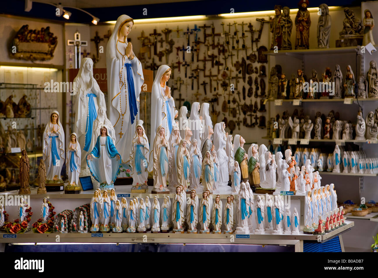 Madones et objets religieux à vendre pour les pèlerins arrivant à Lourdes, France Photo Stock