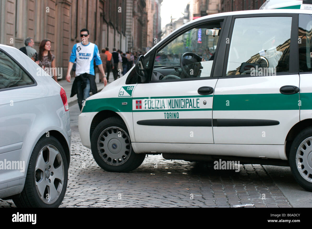La police municipale bloque une voiture dans le centre-ville de Turin, Piémont, Italie. Banque D'Images