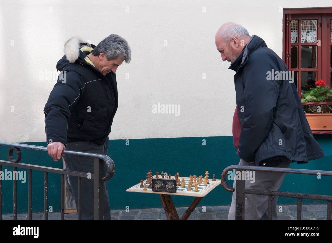 Deux hommes jouant aux échecs dans la rue Montmartre à Paris Banque D'Images