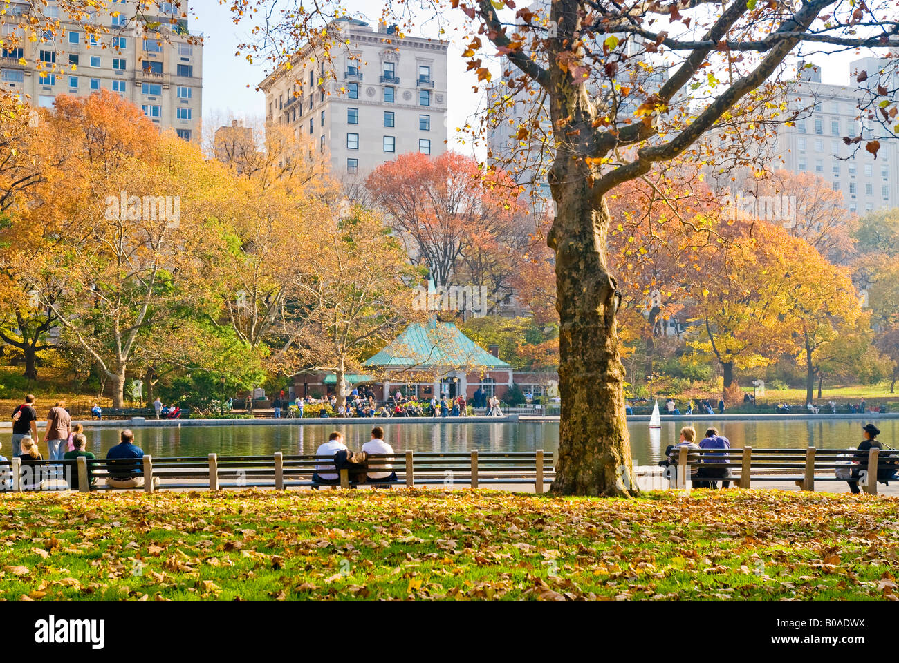 La ville de New York. Central Park en automne avec le Conservatoire Hangar à l'eau. Banque D'Images