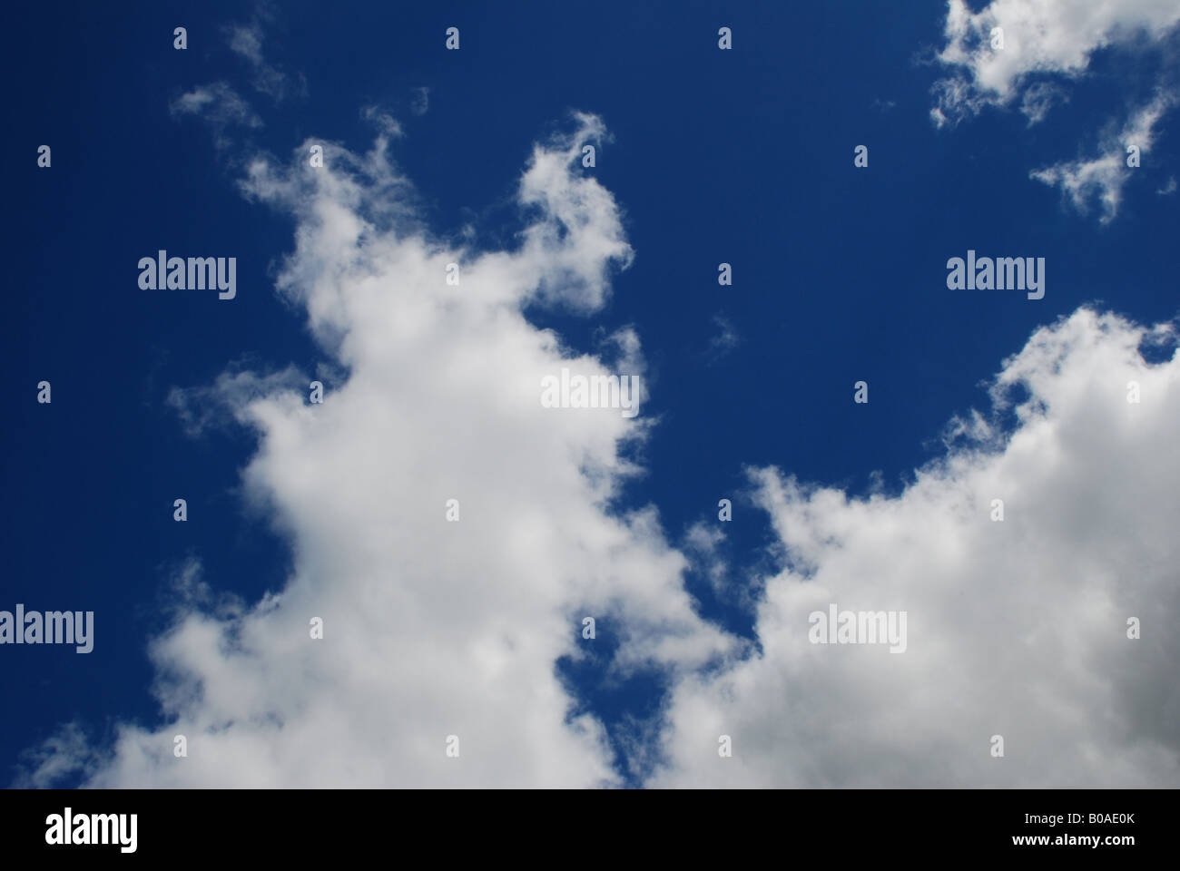 Ce n'est tout simplement une photo de quelques nuages dans le ciel un jour d'automne Banque D'Images