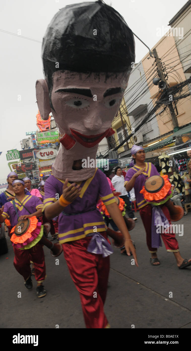 Dans l'homme masque géant , festival de Songkran (nouvel an thaï), Khao San road parade, Thaïlande Banque D'Images