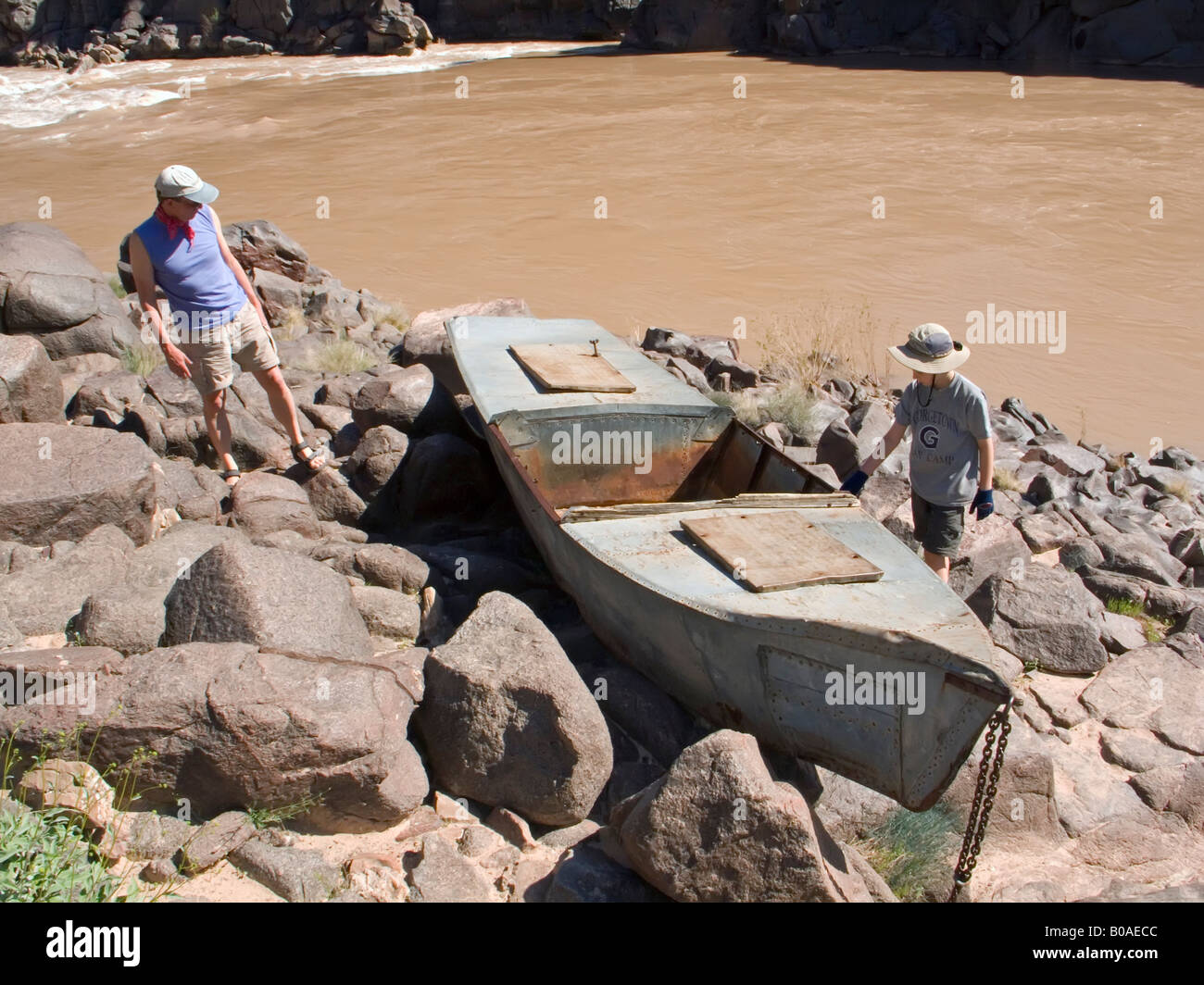 Bateau abandonné par les premiers coureurs sur la rivière Colorado River à Grand Canyon Banque D'Images