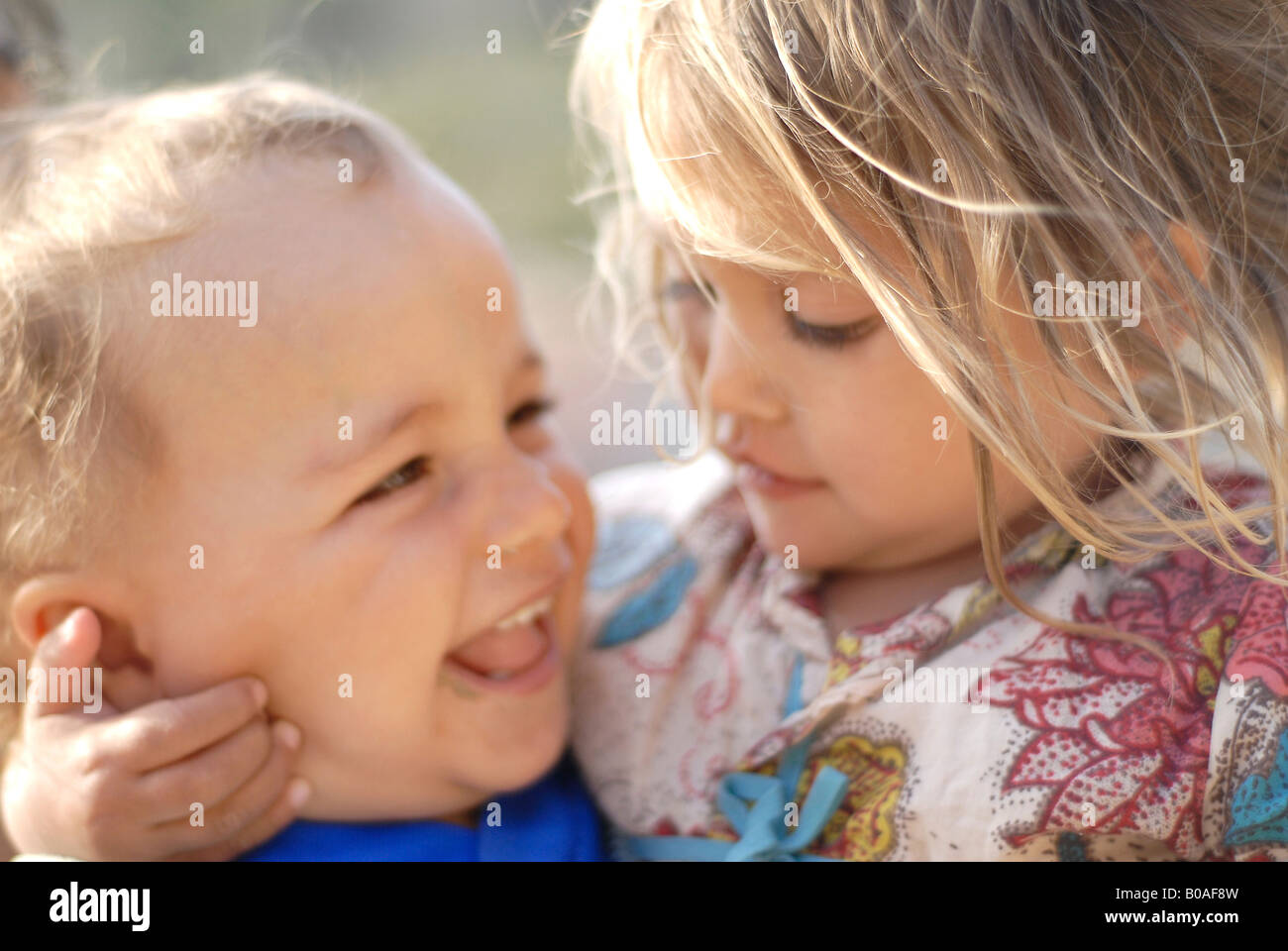 Portrait d'une belle et tendre mixed race petite fille thaïlandaise demi-hugging un bébé Banque D'Images