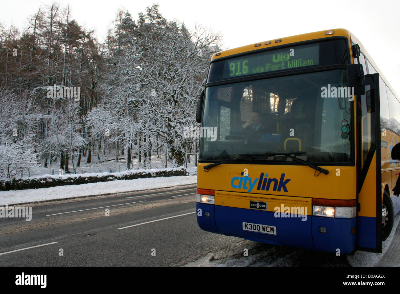 Citylink coach service de Glasgow à l'UIG via Fort William en temps de neige. Banque D'Images