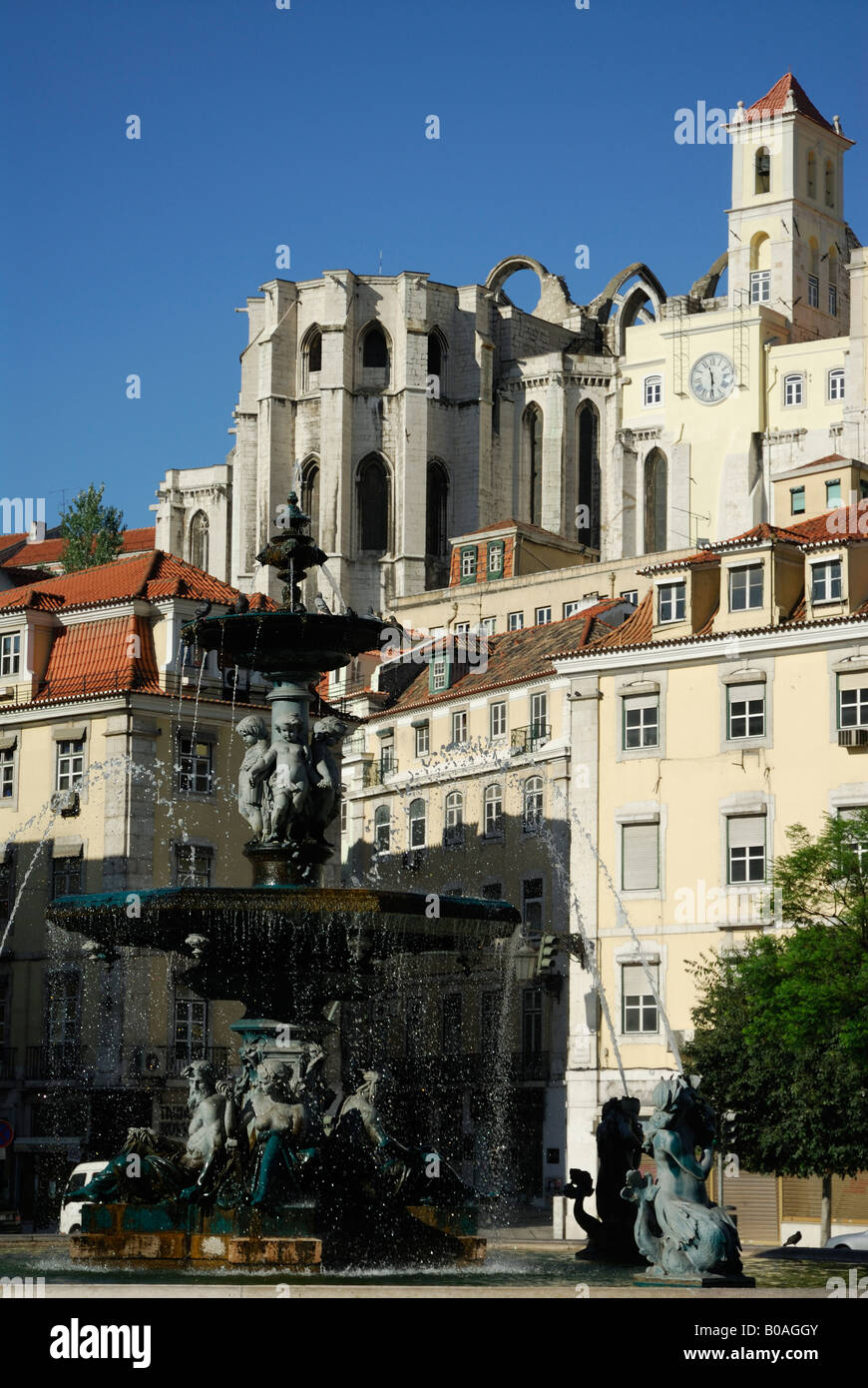 Portugal Lisbonne Praça Dom Pedro IV à Rossio vers Convento do Carmo Banque D'Images