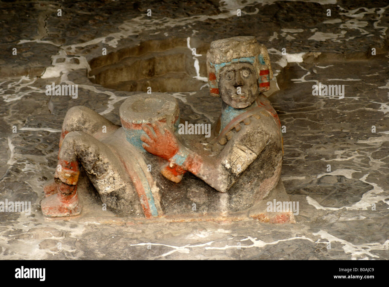 Chacmool polychrome sculpture aux ruines du Templo Mayor ou Grand Temple de Tenochtitlan, Mexico City Banque D'Images