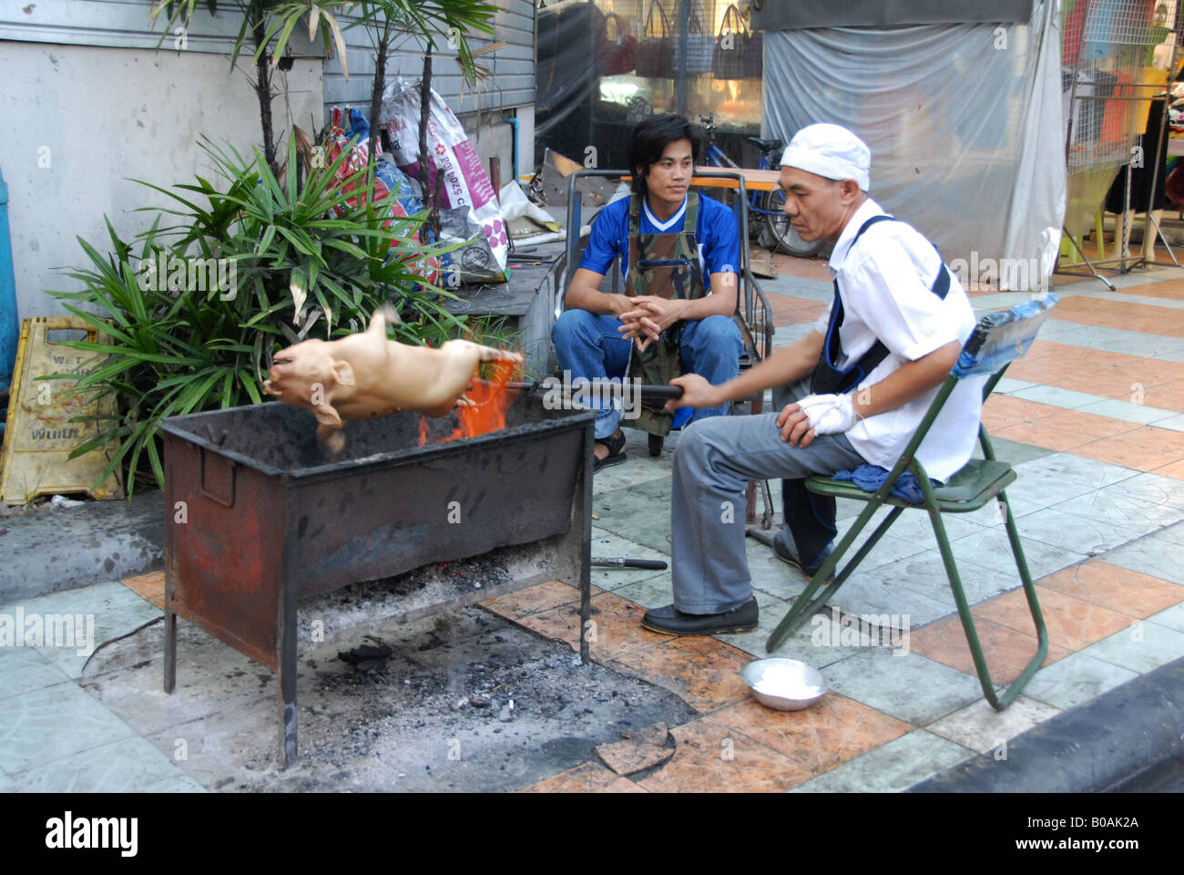 Ce petit cochon mangé,Marché de nuit (lumpini bazar Suan Lum), Bangkok, Thaïlande Banque D'Images