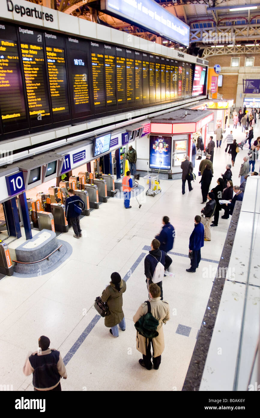 Victoria hall de gare pleine de banlieusards à aux conseils pour trouver leurs trains Banque D'Images