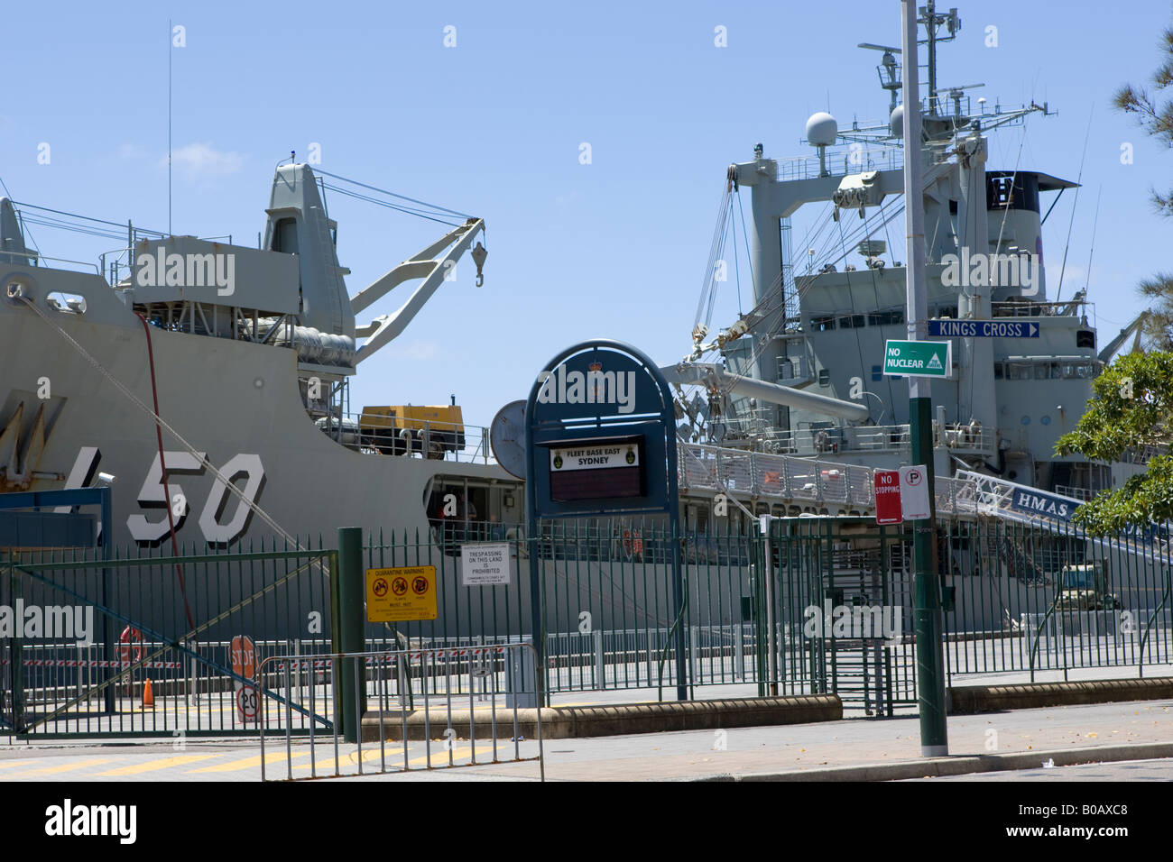 Bateau de la marine américaine Woolloomooloo Sydney NSW Australie Nouvelle Galles du Sud avec un pas d'inscription et aucun parking sign Banque D'Images