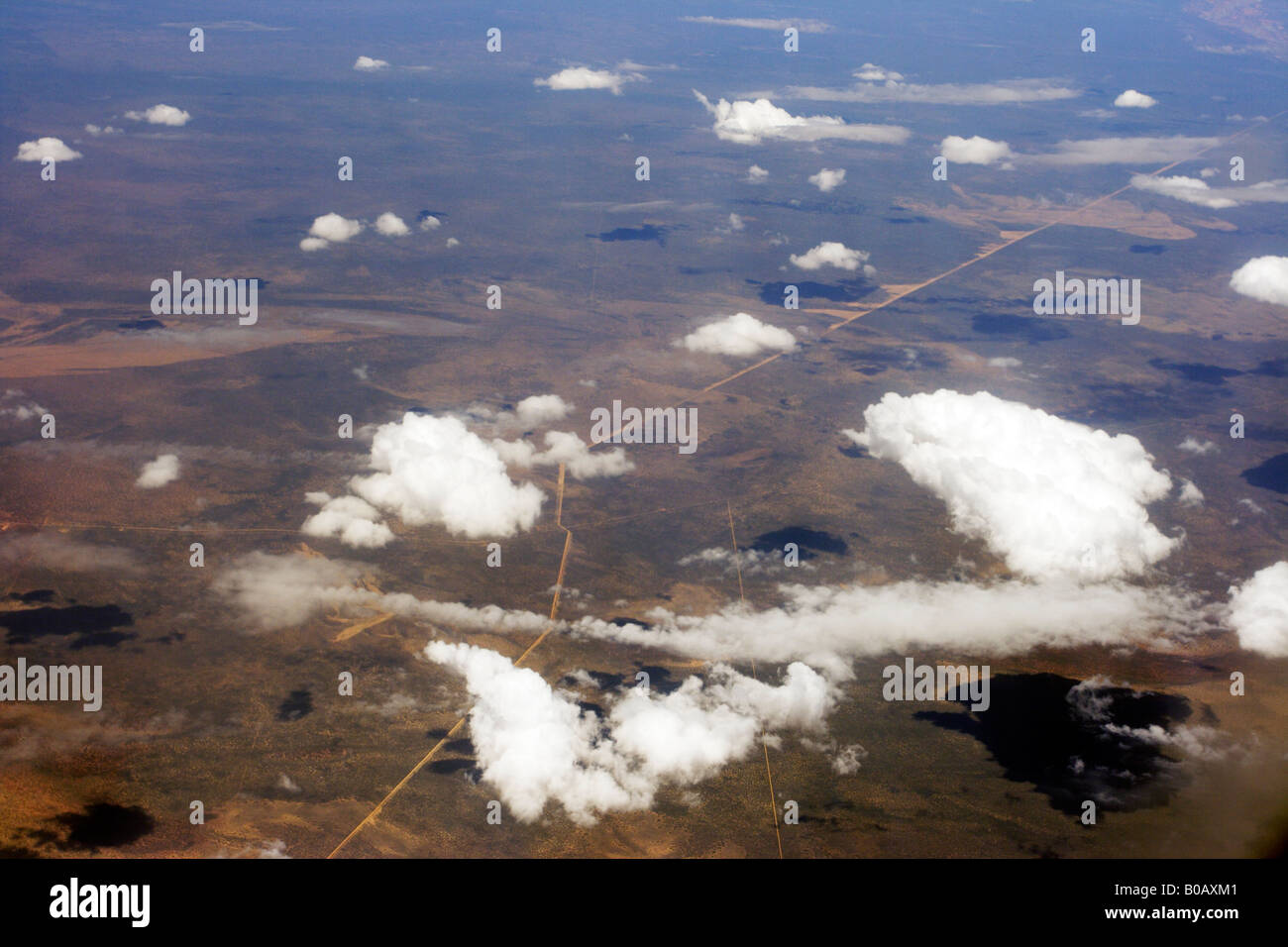Vue d'une route traversant le désert de l'ouest de l'Australie à 40 000 pieds d'un avion de ligne. Banque D'Images