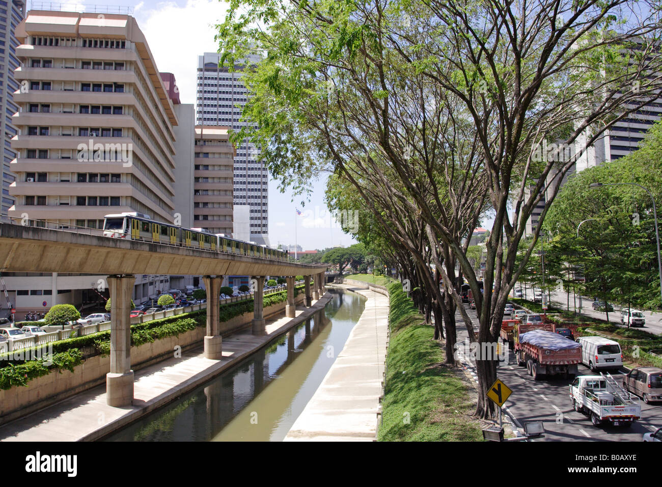 Réseau de transport moderne - voie aérienne du chemin de fer et de la route à Kuala Lumpur, Malaisie. Banque D'Images