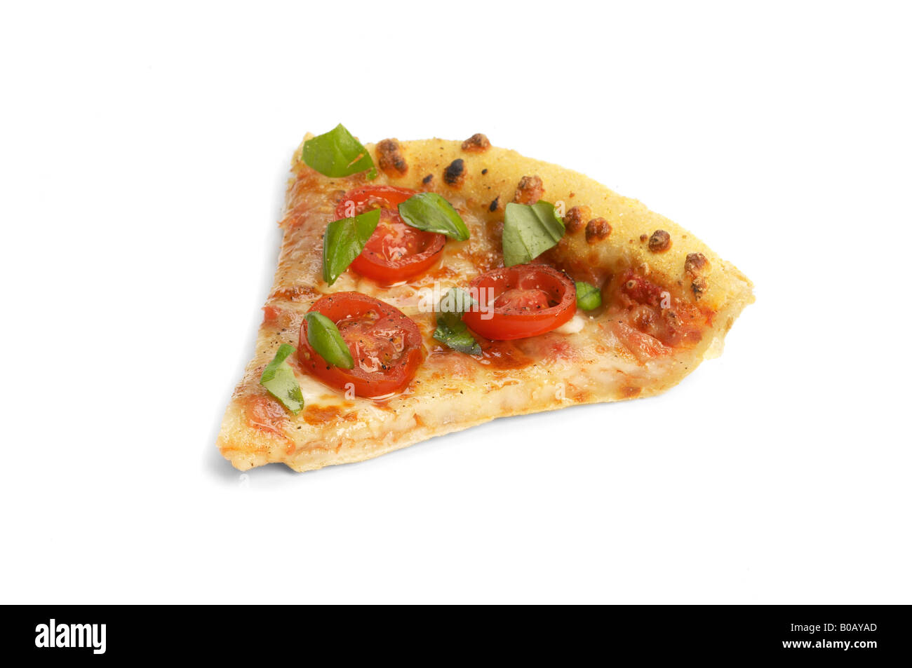 Tranche de pizza Margarita avec feuilles de basilic déchirées Banque D'Images