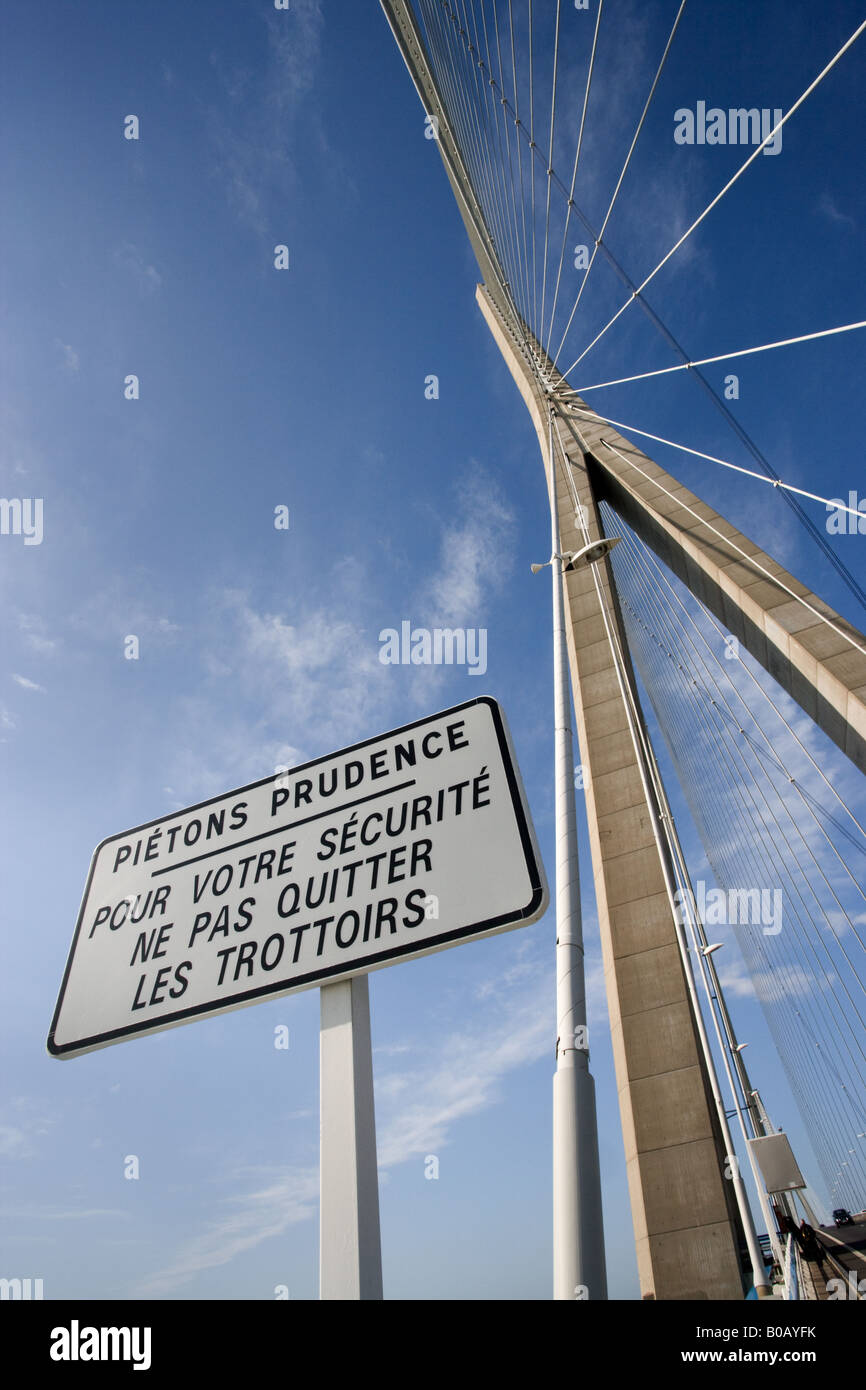 Un avis de sécurité la sécurité des Français, un signe de détresse sur le Pont du Normandie sur la Seine à Honfleur en Normandie. Banque D'Images