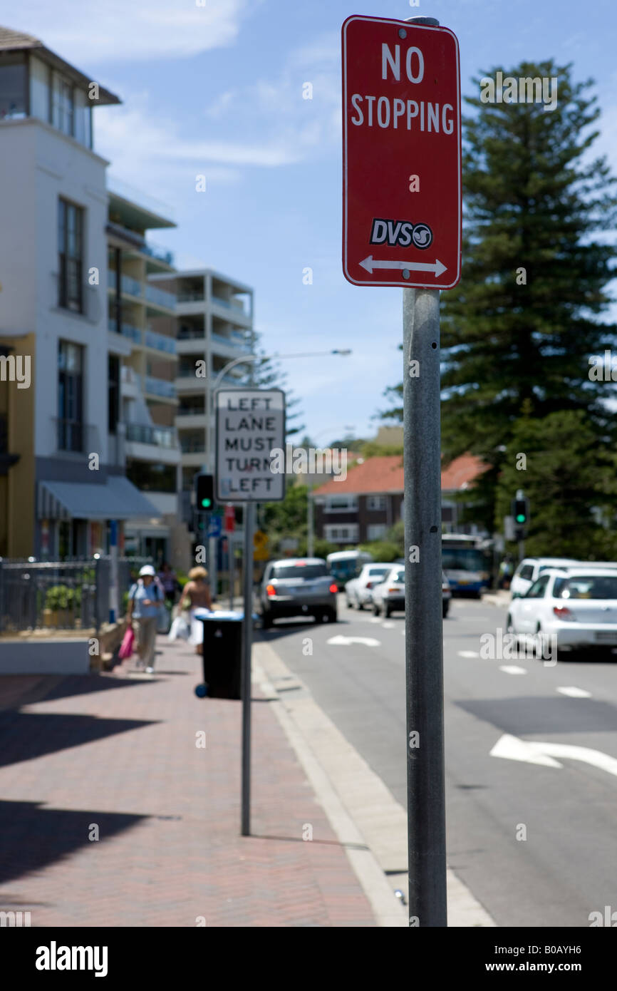 Aucun signe d'avertissement et d'arrêt à gauche sur le côté de la route, Manly Sydney NSW Australie Nouvelle Galles du Sud Banque D'Images