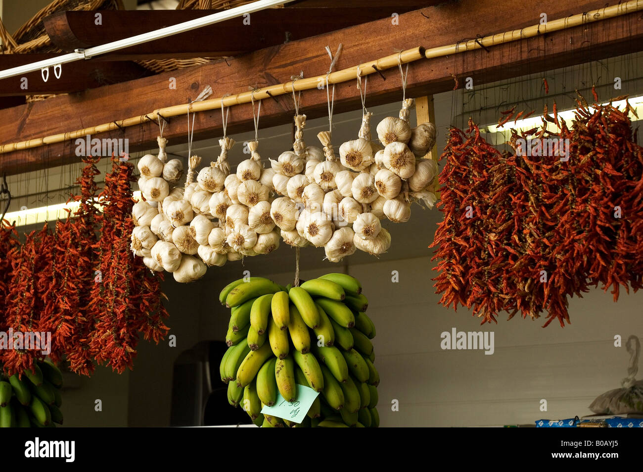 Close up de chaînes d'ail et de piments séchés en vente sur market stall Banque D'Images