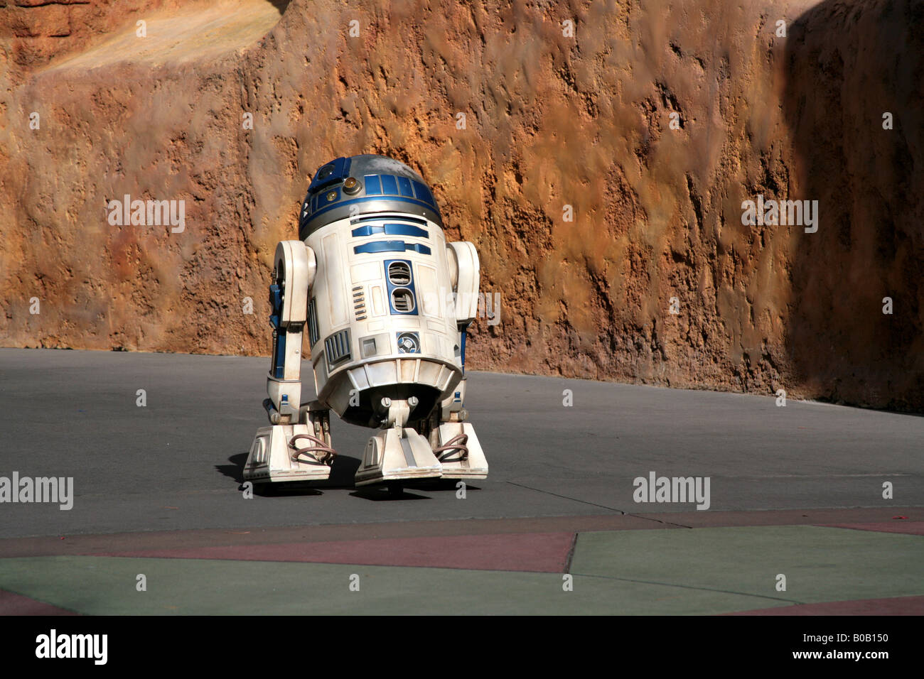 R2D2 robot de Star Wars à une parade à Disney Hollywood Studios Banque D'Images