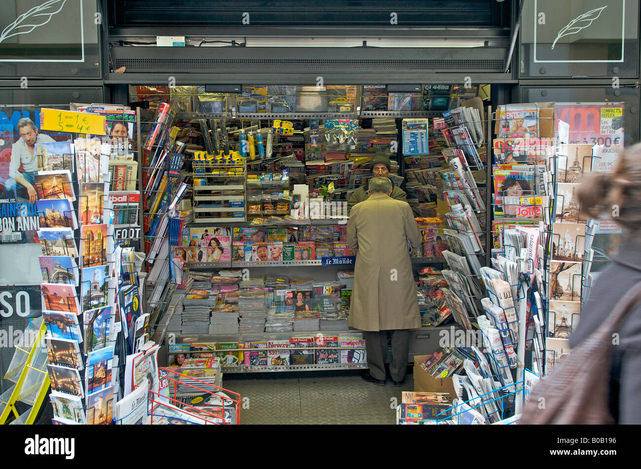 Paris kiosquier dans un kiosque de presse Banque D'Images