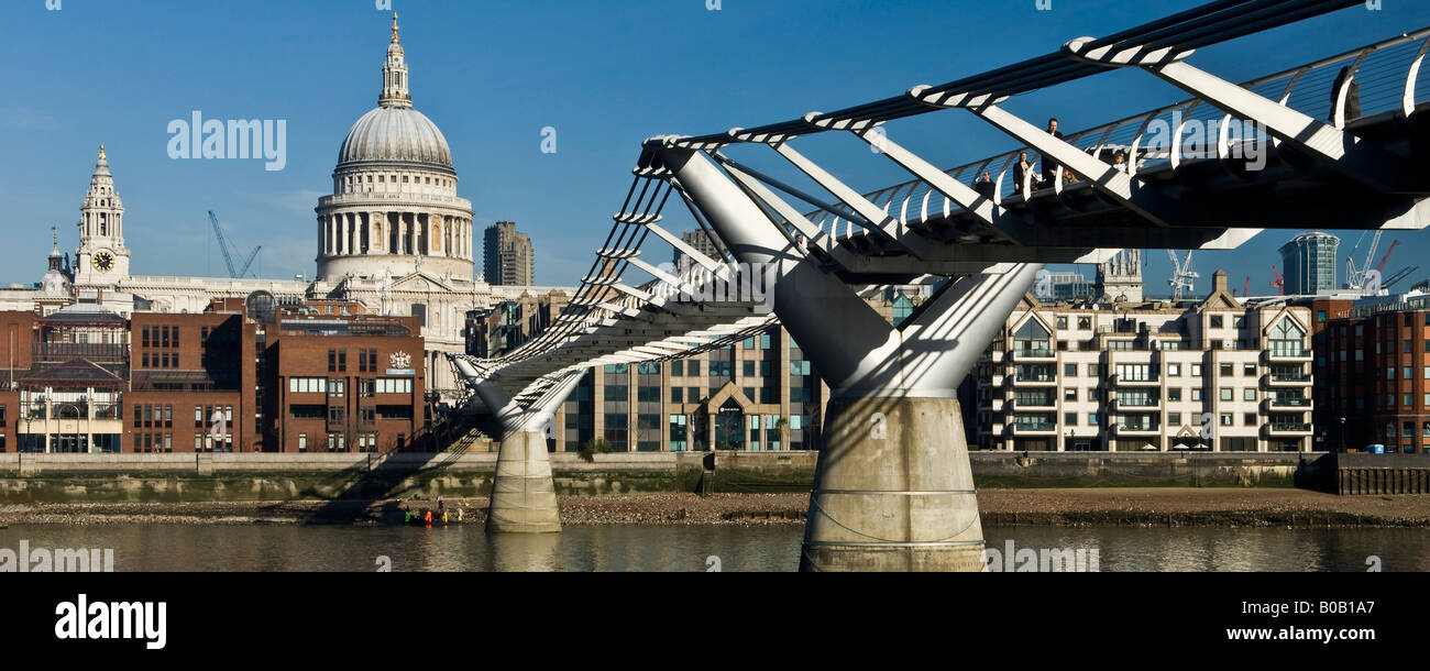 Millennium Bridge traversant la Tamise à Londres Angleterre Royaume-uni Banque D'Images