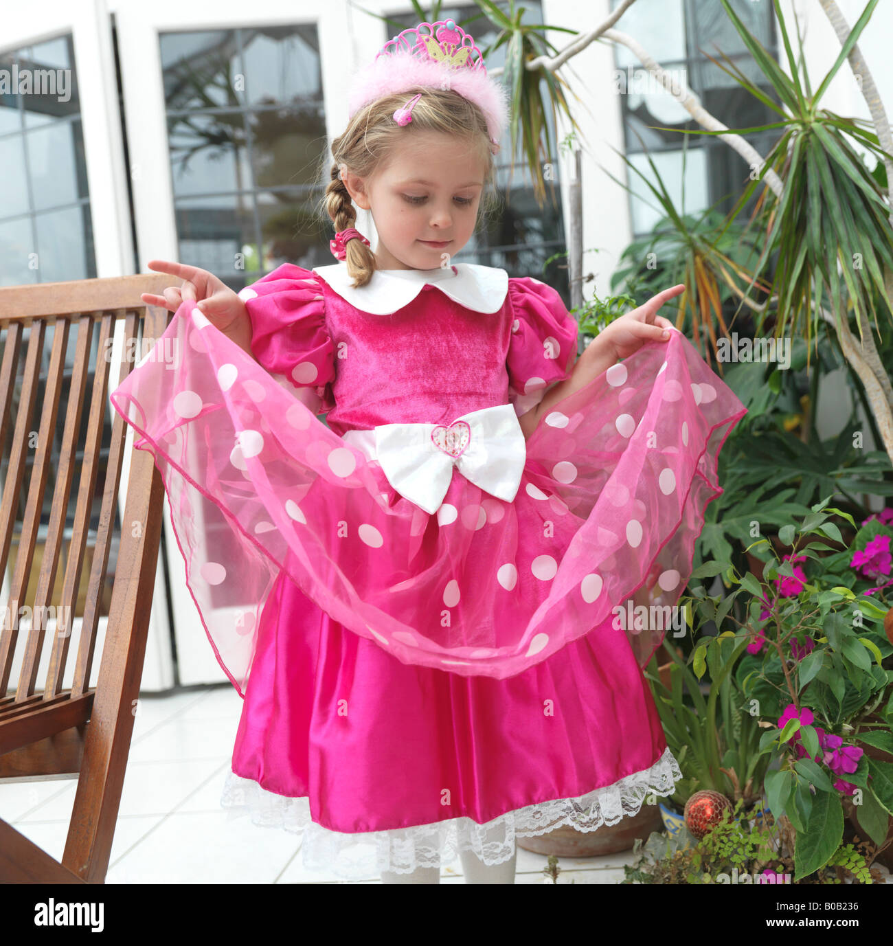Quatre ans, fille, en robe de soirée et Tiara Banque D'Images