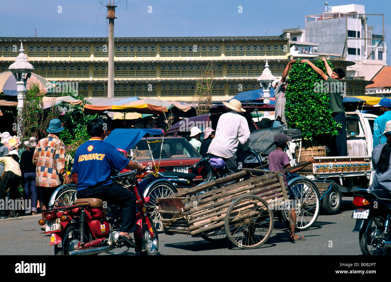 Jan 25, 2003 - foule à l'extérieur de Phnom Penh's Marché Central (Phsar Thom Thmei) au Cambodge. Banque D'Images