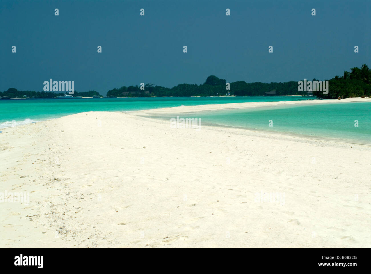 Sandspit lagon bleu ciel bleu, plage de sable blanc de l'île de Kuramathi Maldives tropicales Banque D'Images