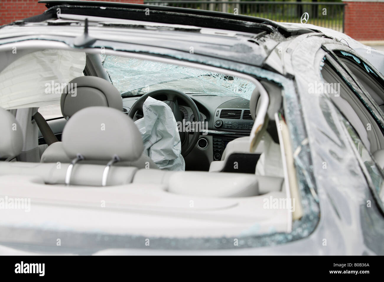 L'épave d'un véhicule après un accident, Berlin, Allemagne Banque D'Images