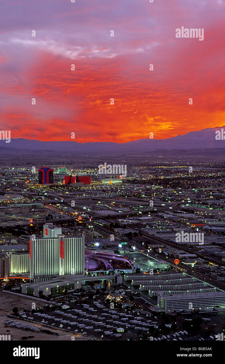 Coucher de soleil sur Las Vegas Boulevard et ses environs hôtels casinos, vue du casino Stratosphere Tower Las Vegas NEVADA USA Banque D'Images