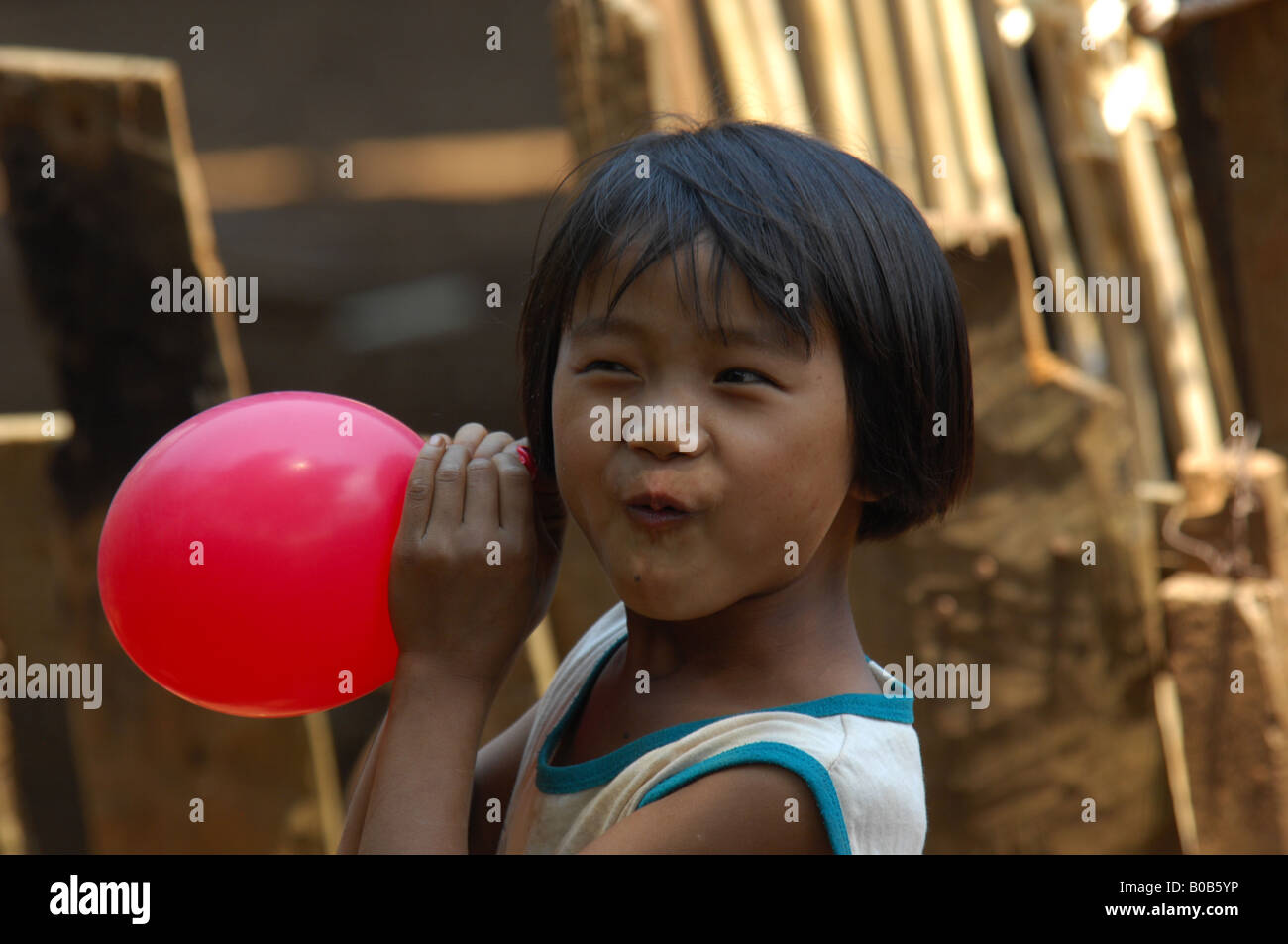 Un enfant réfugié Karen jouant avec ballon à Ban Huai Hee, province de Mae Hong Son en Thaïlande Banque D'Images