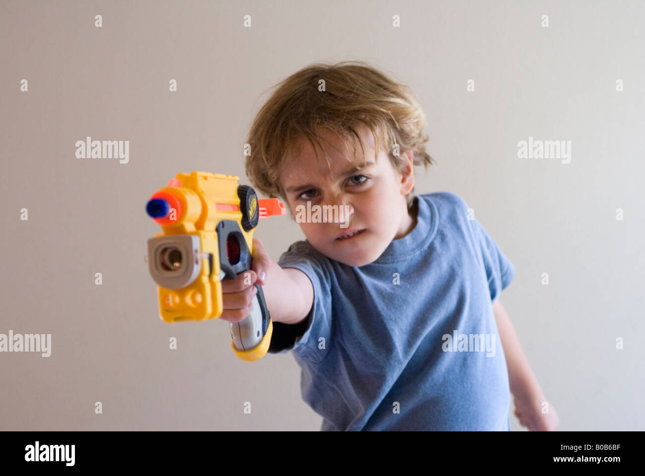 Garçon avec des armes à feu nerf Banque D'Images