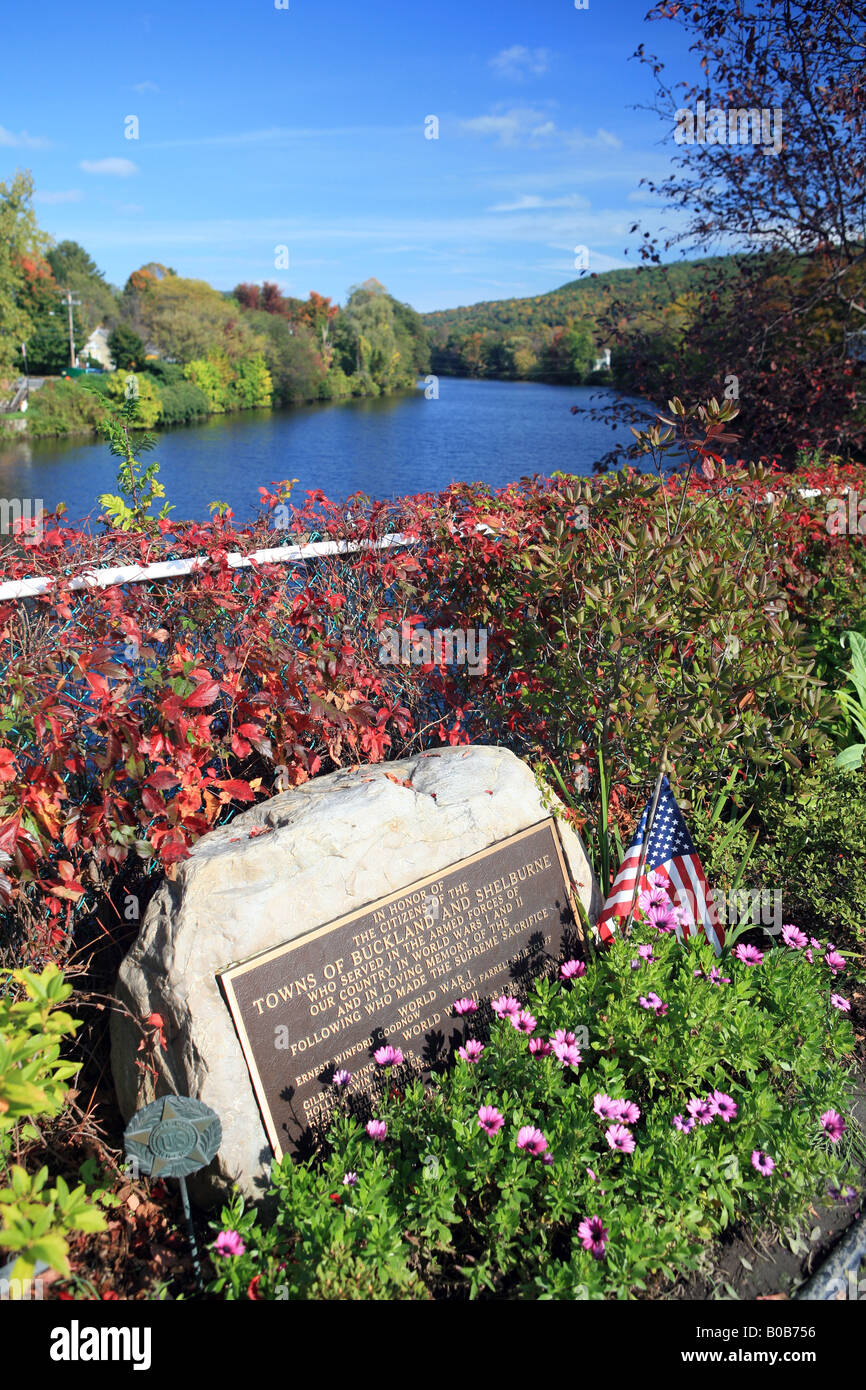 Monument commémoratif de guerre, le pont de fleurs, Freeport, Maine, la Nouvelle Angleterre, USA Banque D'Images Monument commémoratif de guerre, le pont de fleurs, Freeport, Maine, la Nouvelle Angleterre, USA Banque D'Images
