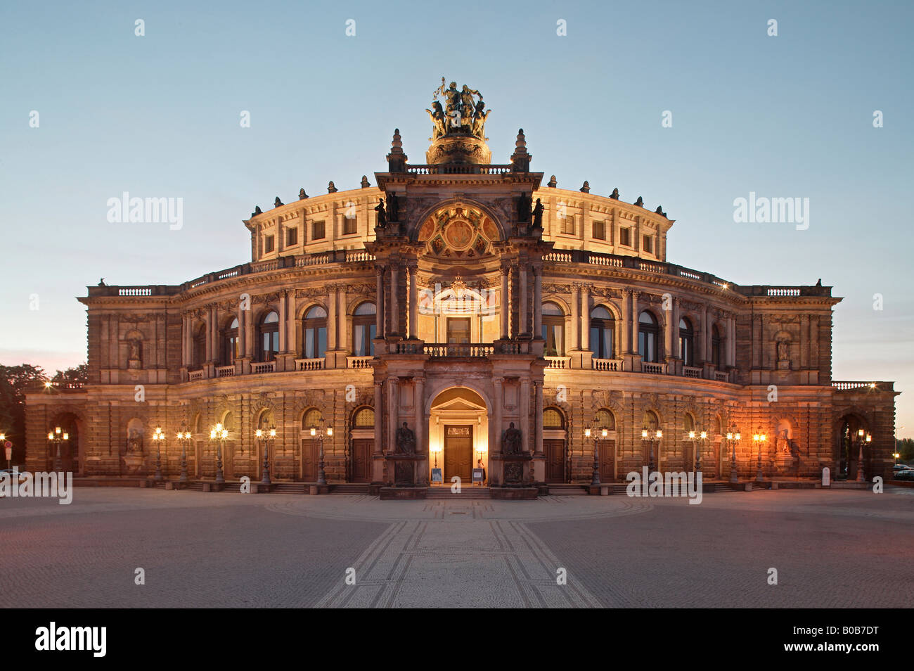 Le Semperoper de Dresde dans la soirée, Allemagne Banque D'Images