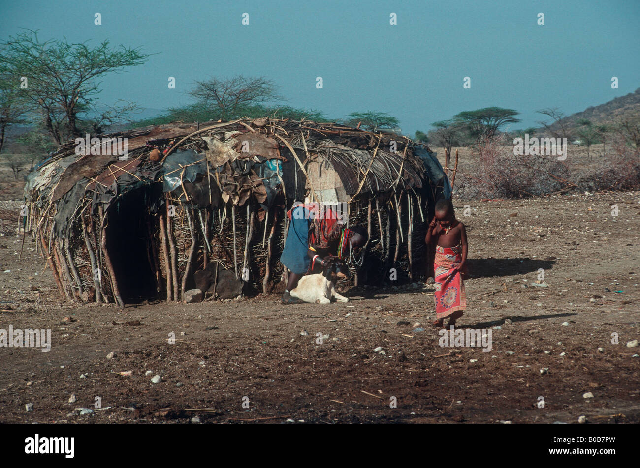 Chèvre Masai femme enfant et à l'extérieur de la vallée du Rift au Kenya manyatta masaï Banque D'Images
