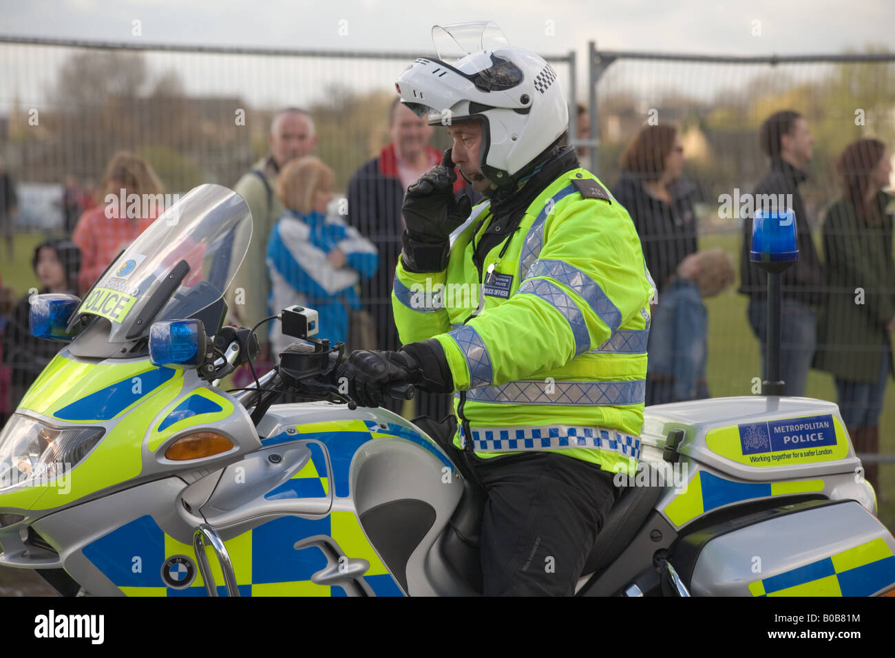 Agent de police métropolitaine de Londres sur une moto Banque D'Images