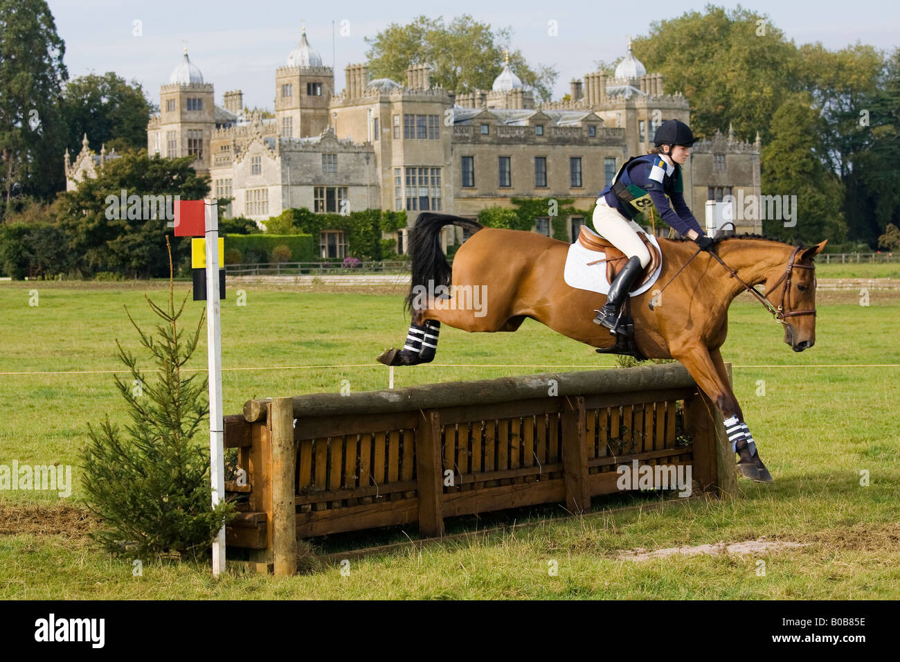 Le cheval et le cavalier dans le cross-country phase d'un concours complet Charlton Park Wiltshire, Royaume-Uni Banque D'Images