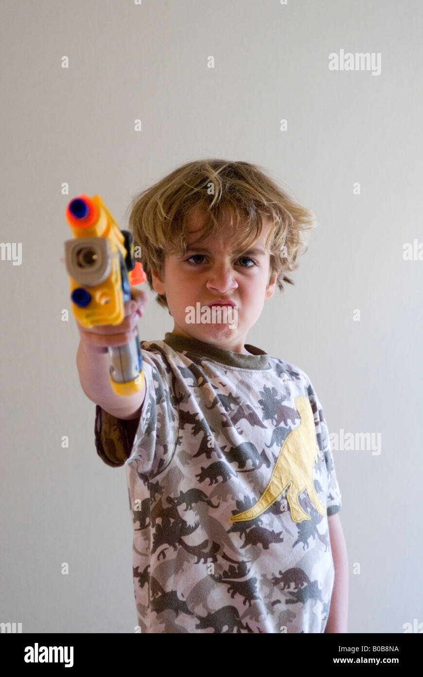 Garçon avec des armes à feu nerf Banque D'Images