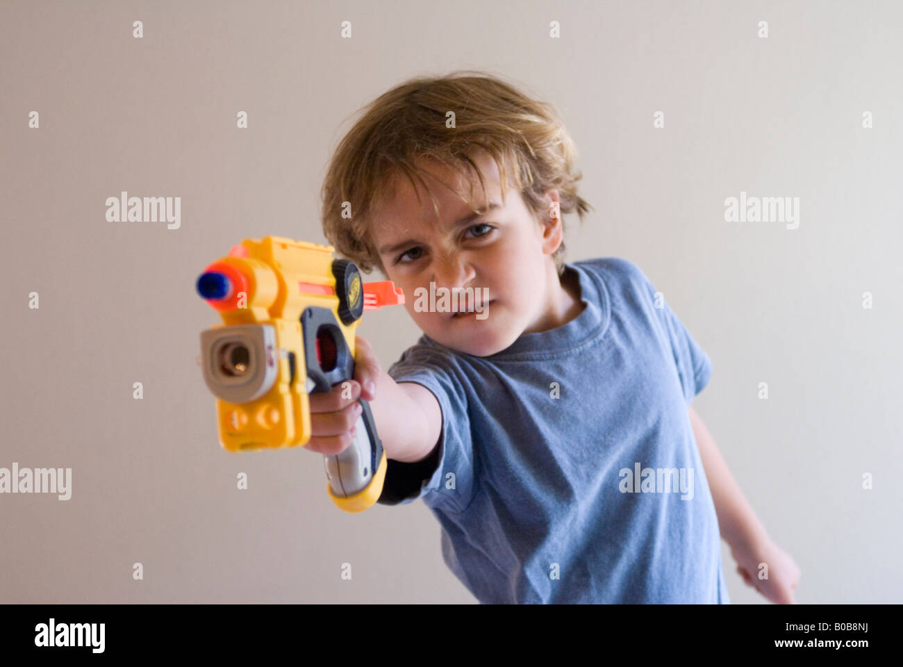 Garçon avec des armes à feu nerf Banque D'Images