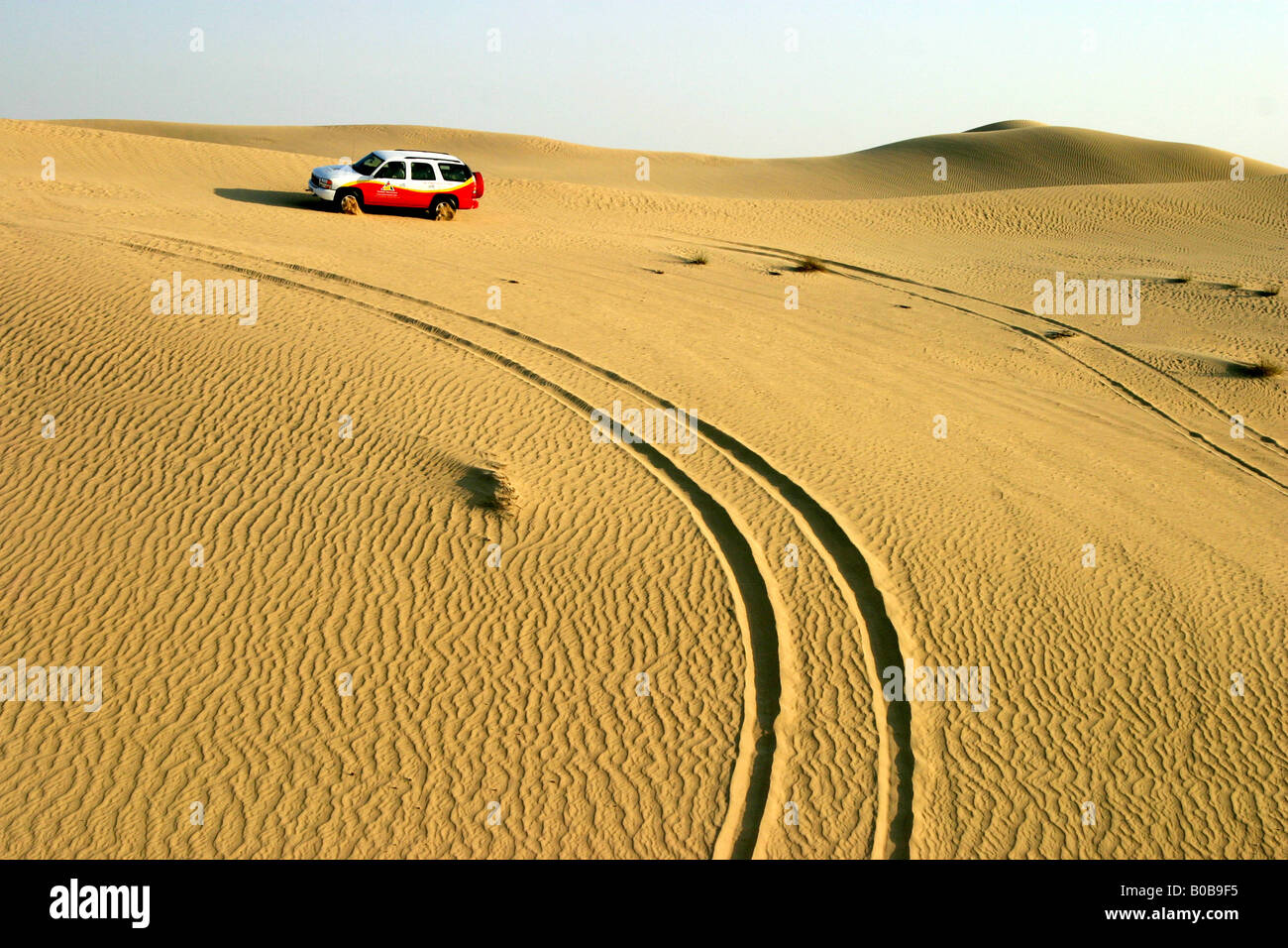 Desert 4 roues motrices voiture conduite sur des dunes safari, Abu Dhabi, Émirats arabes unis, Moyen Orient, concept de vacances d'Aventure Banque D'Images
